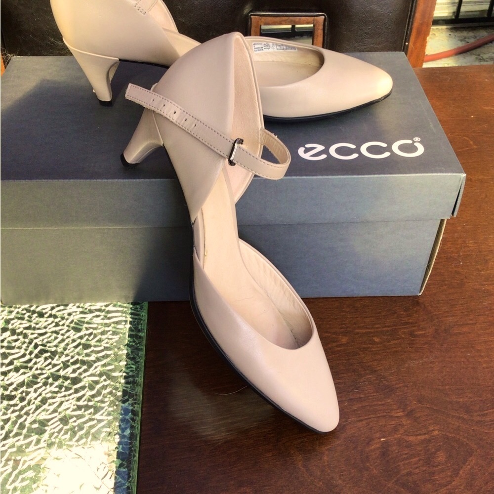 Dress shoes in shade of  cream